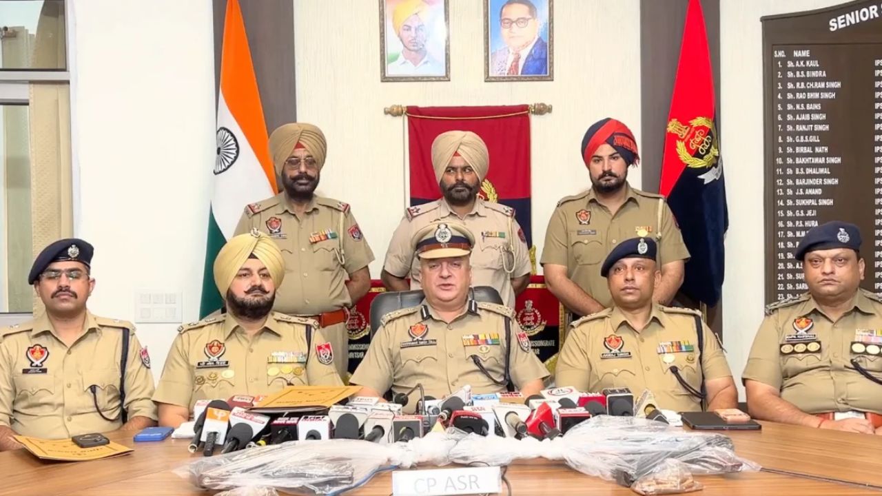 त्योहारों से ठीक पहले पंजाब को दहलाने की पाकिस्तान की साजिश! अमृतसर में AK-47 और दो हैंड ग्रेनेड के साथ दबोचा गया तस्कर