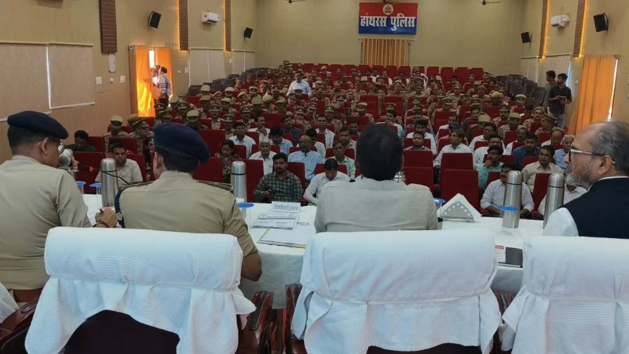 हाथरस में त्योहारों पर पुलिस का सख्त पहरा, अवैध पटाखों और मिलावटखोरी पर होगी कार्रवाई; अफवाह फैलाने वालों की भी खैर नहीं