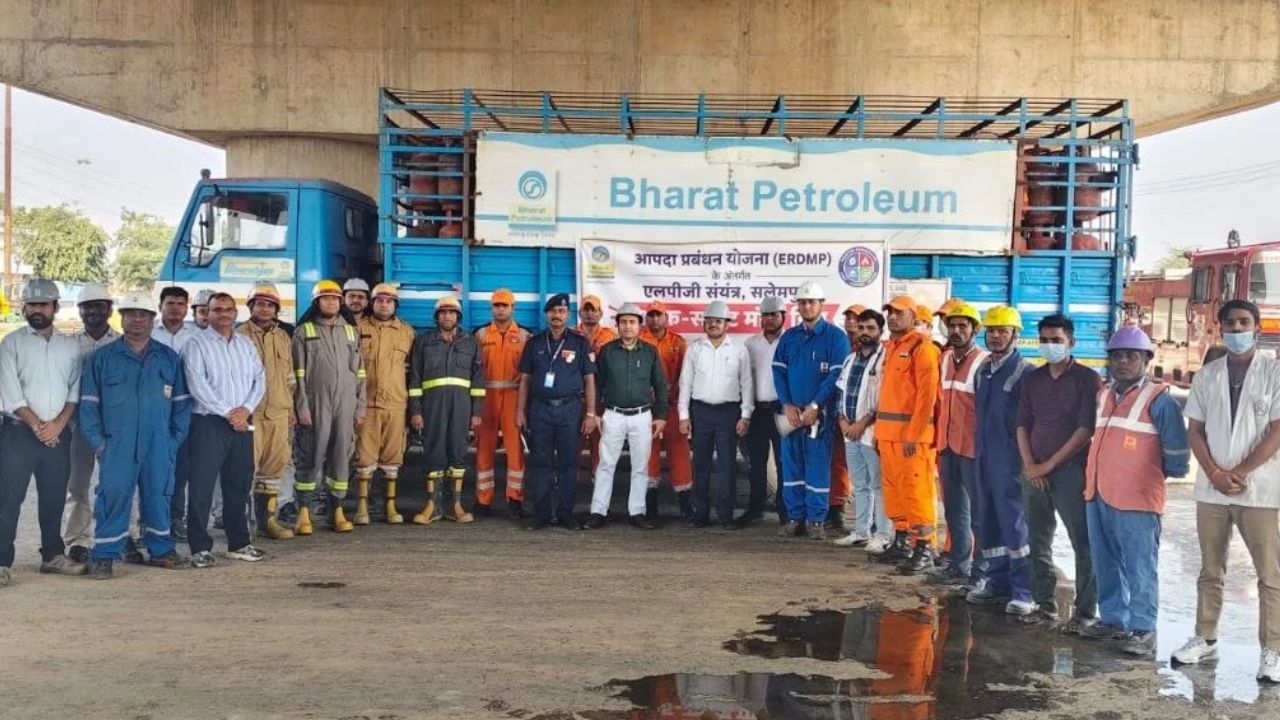 Hathras News: पेट्रोलियम टैंकर में लगी आग तो मचा हड़कंप! NDRF ने मॉक ड्रिल में दिखाया बचाव का तरीका