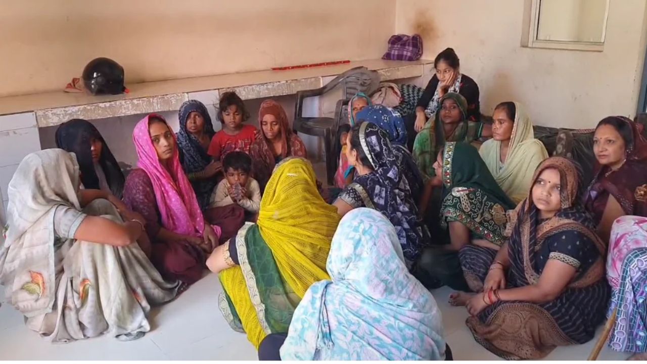रात में लौटूंगा कहकर निकला था युवक, हाथरस में ओवरब्रिज पर तेज रफ्तार ट्रैक्टर ने ली जान; 3 बच्चों के सिर से उठा पिता का साया