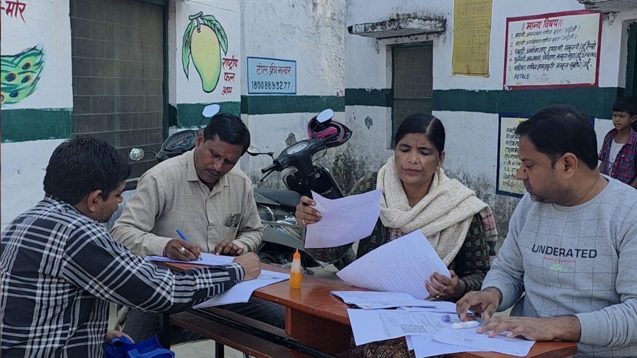 हाथरस के मतदाताओं के लिए जरूरी खबर, नाम जुड़वाने और सुधार का आज मौका