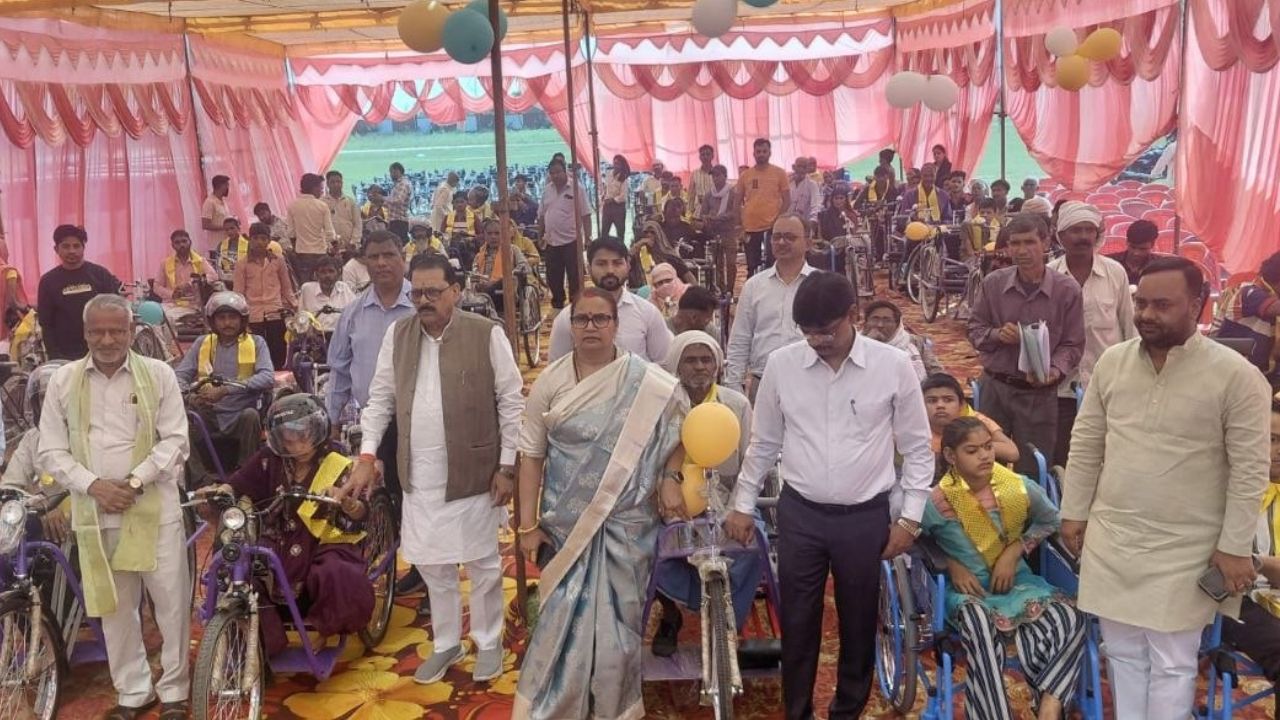 आत्मनिर्भरता की ओर एक मजबूत कदम, हाथरस में दिव्यांगजनों को बांटे गए 352 कृत्रिम अंग और सहायक उपकरण
