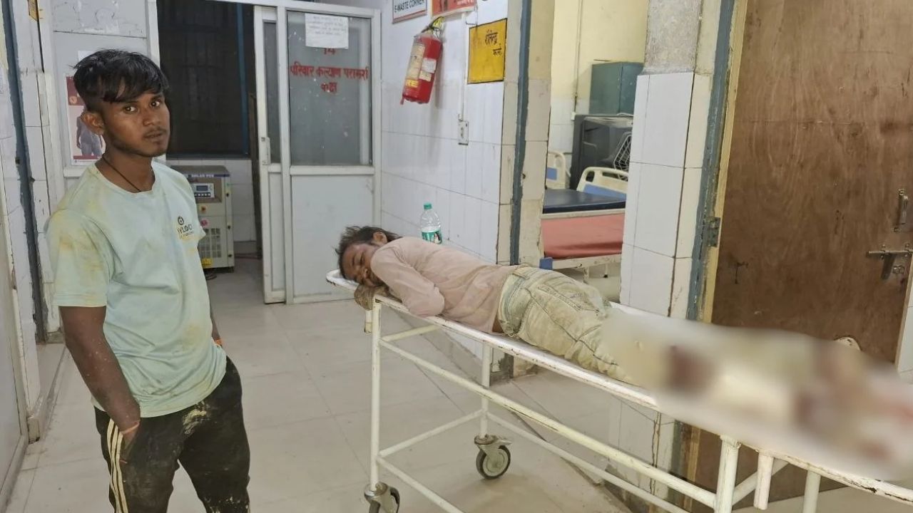 हाथरस में दर्दनाक हादसा! पाइप का बिगड़ा संतुलन, मजदूर गंभीर रूप से घायल
