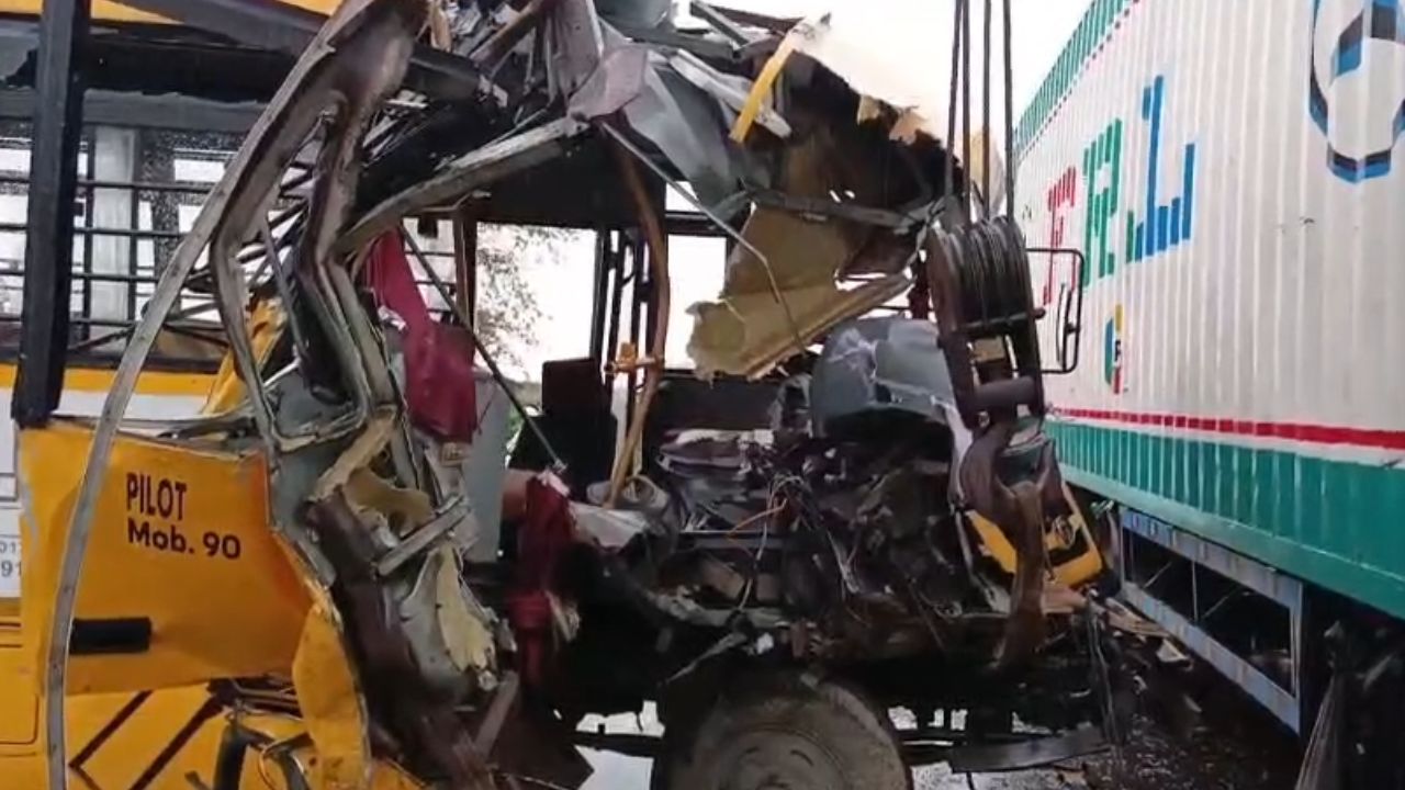 हाथरस में बड़ा सड़क हादसा, स्कूल बस और कंटेनर की आमने-सामने भिड़ंत, 15 लोग गंभीर रूप से घायल