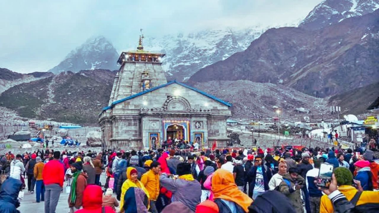 Kedarnath Yatra Update: भारी भीड़ से बदरीनाथ-केदारनाथ हाईवे पर लगा भीषण जाम, 45 मिनट का सफर 4 घंटे में हो रहा पूरा