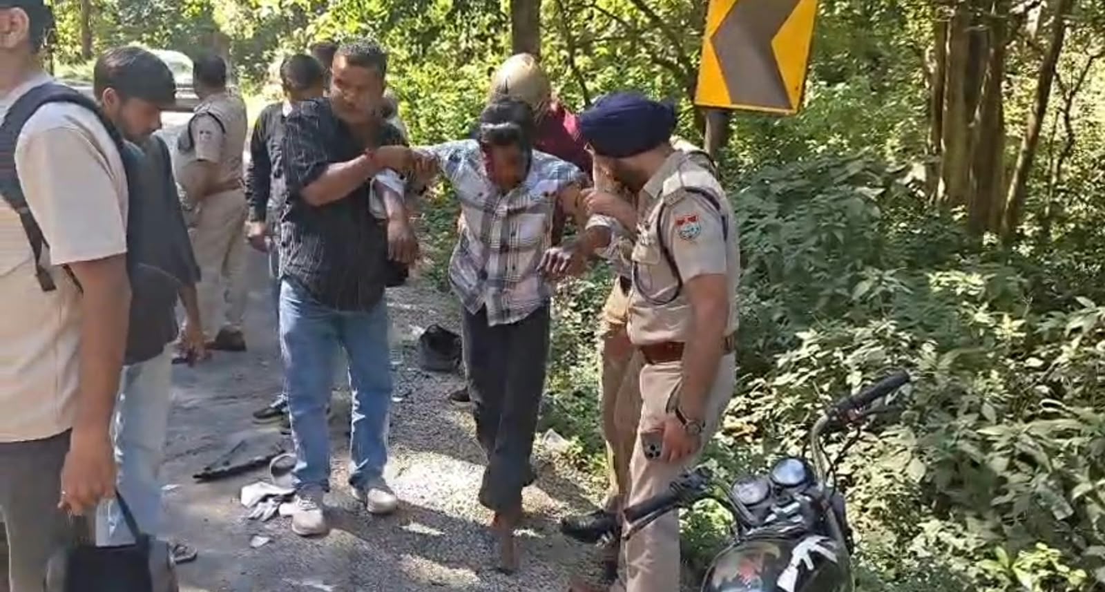 Road Accident: कालाढूंगी में बाइक और स्कूटी की टक्कर, युवक गंभीर घायल