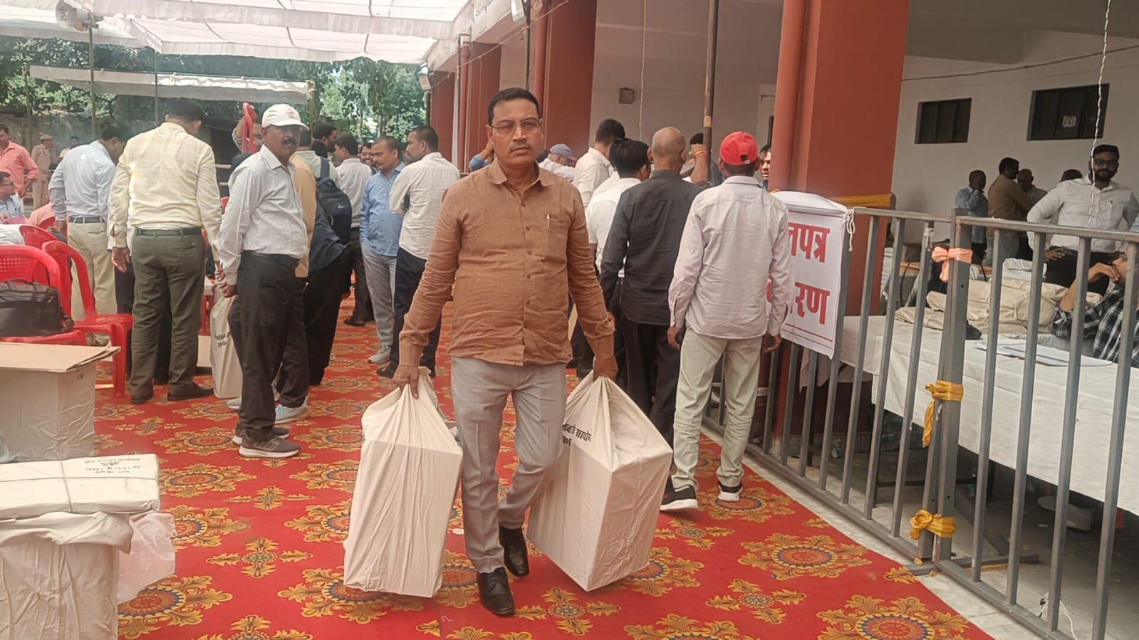 शिक्षक MLC चुनाव कल: 17 जिलों के 54,303 मतदाता चुनेंगे अपना प्रतिनिधि, गोरखपुर से 18 पोलिंग पार्टियां रवाना
