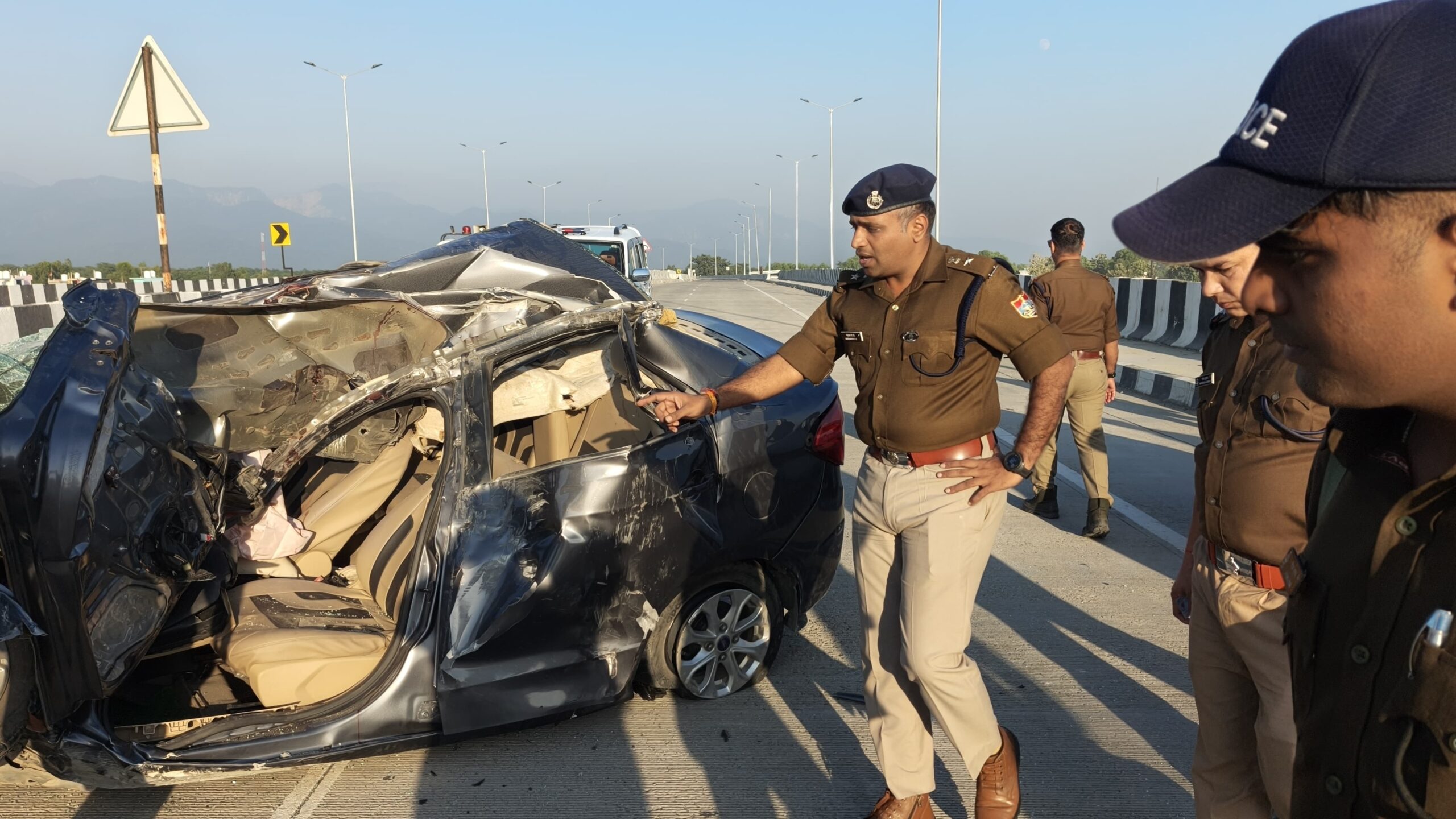 तीनपानी फ्लाईओवर पर तेज रफ्तार कार पलटी, मचा हड़कंप
