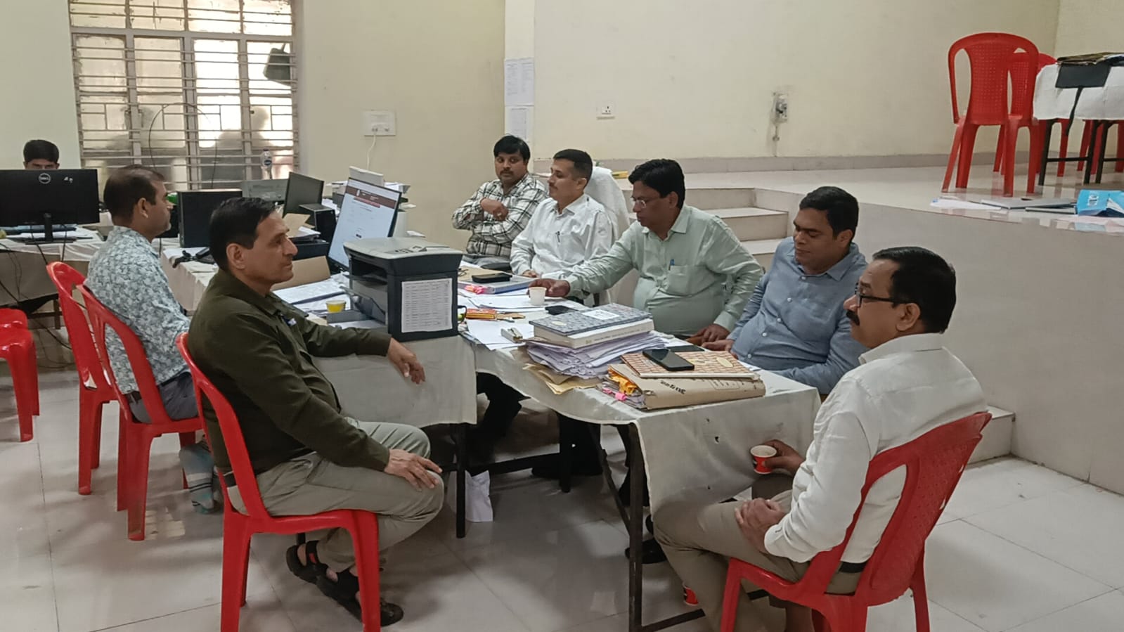 शिक्षक MLC चुनाव: मंडलायुक्त कार्यालय के कंट्रोल रूम से 17 जिलों में मतदान की निगरानी