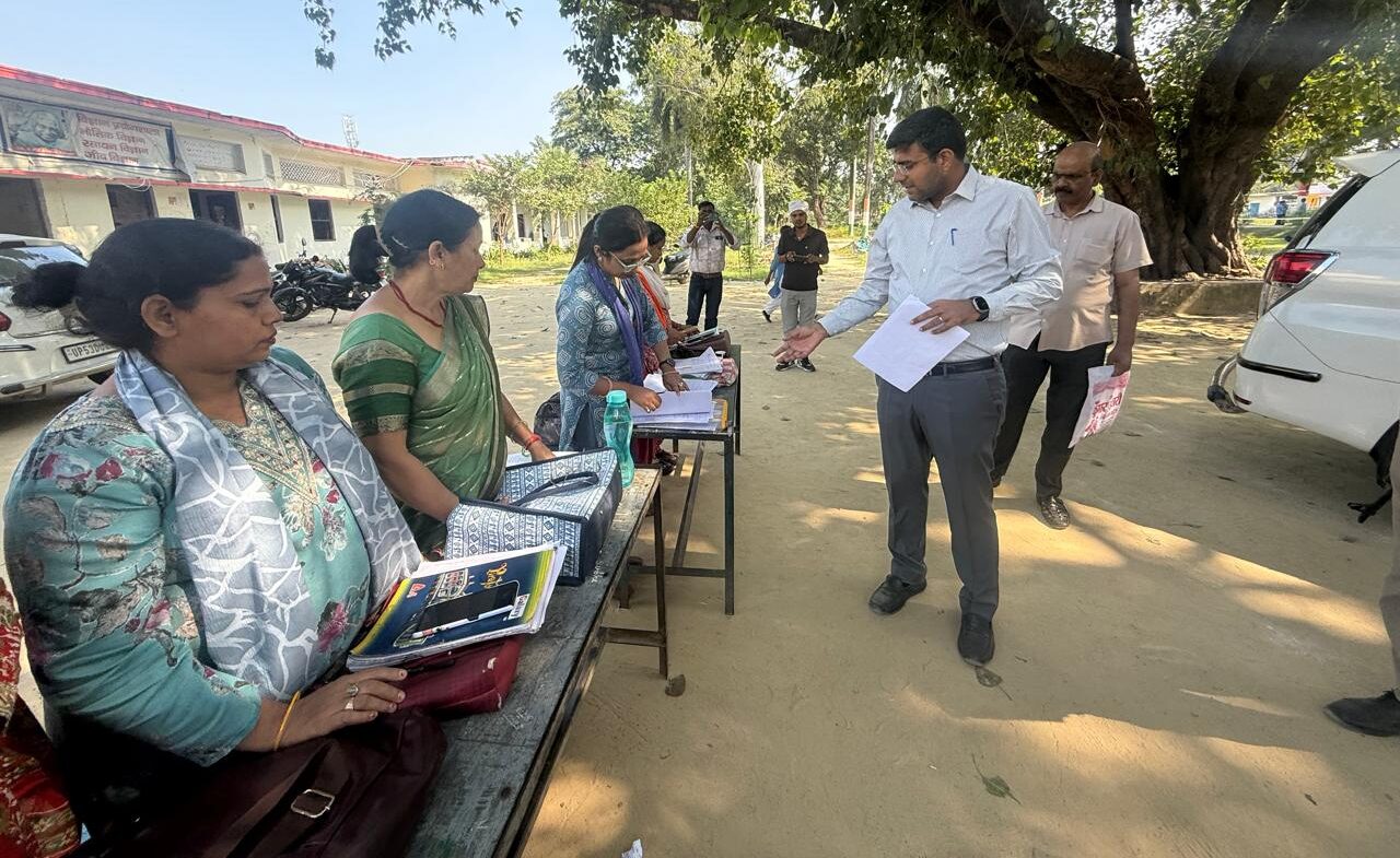 Gorakhpur SIR: वोटर लिस्ट में नाम नहीं है तो अभी करें ये काम, डीएम ने 8 बूथों पर पहुंचकर दिए निर्देश