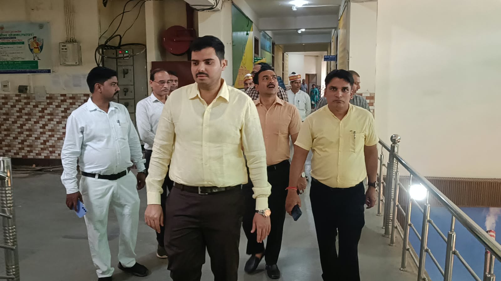 गोरखपुर: विकास भवन में गंदगी और कबाड़ देख भड़के सीडीओ, कर्मचारियों को कड़ी चेतावनी