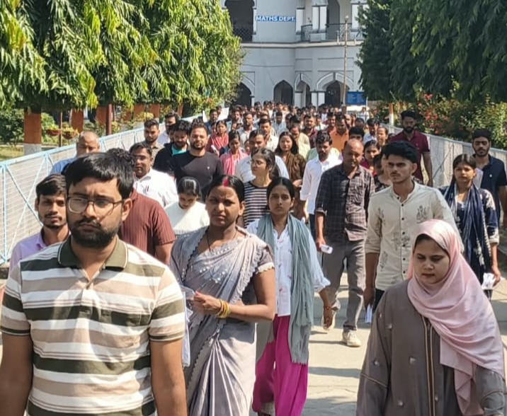गोरखपुर में PET के पहले दिन 11,900 अभ्यर्थियों ने छोड़ी परीक्षा, जानिए कितने रहे उपस्थित