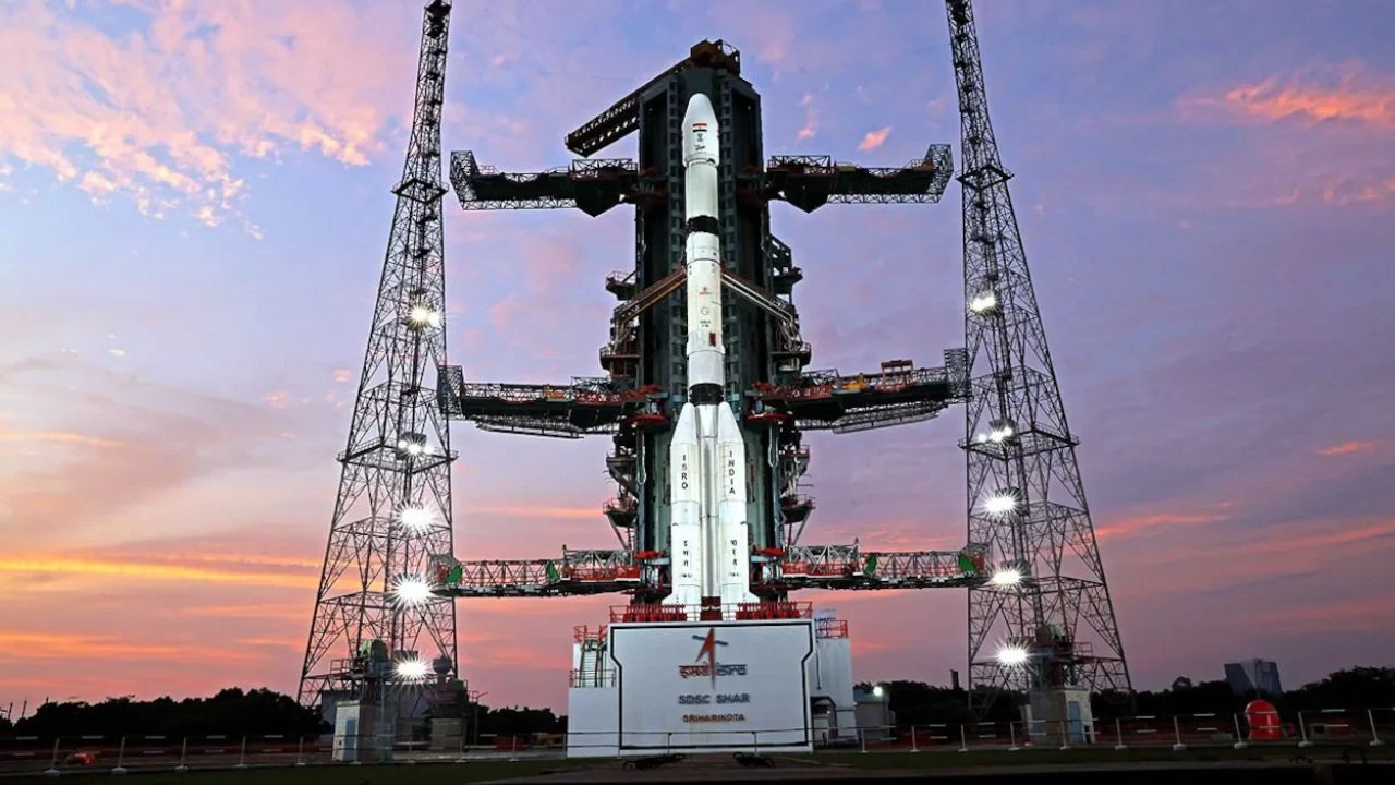 ISRO की बड़ी कामयाबी! लॉन्च हुआ नेविगेशन सैटेलाइट NVS-03, अब और मजबूत होगी भारत की NavIC सेवा