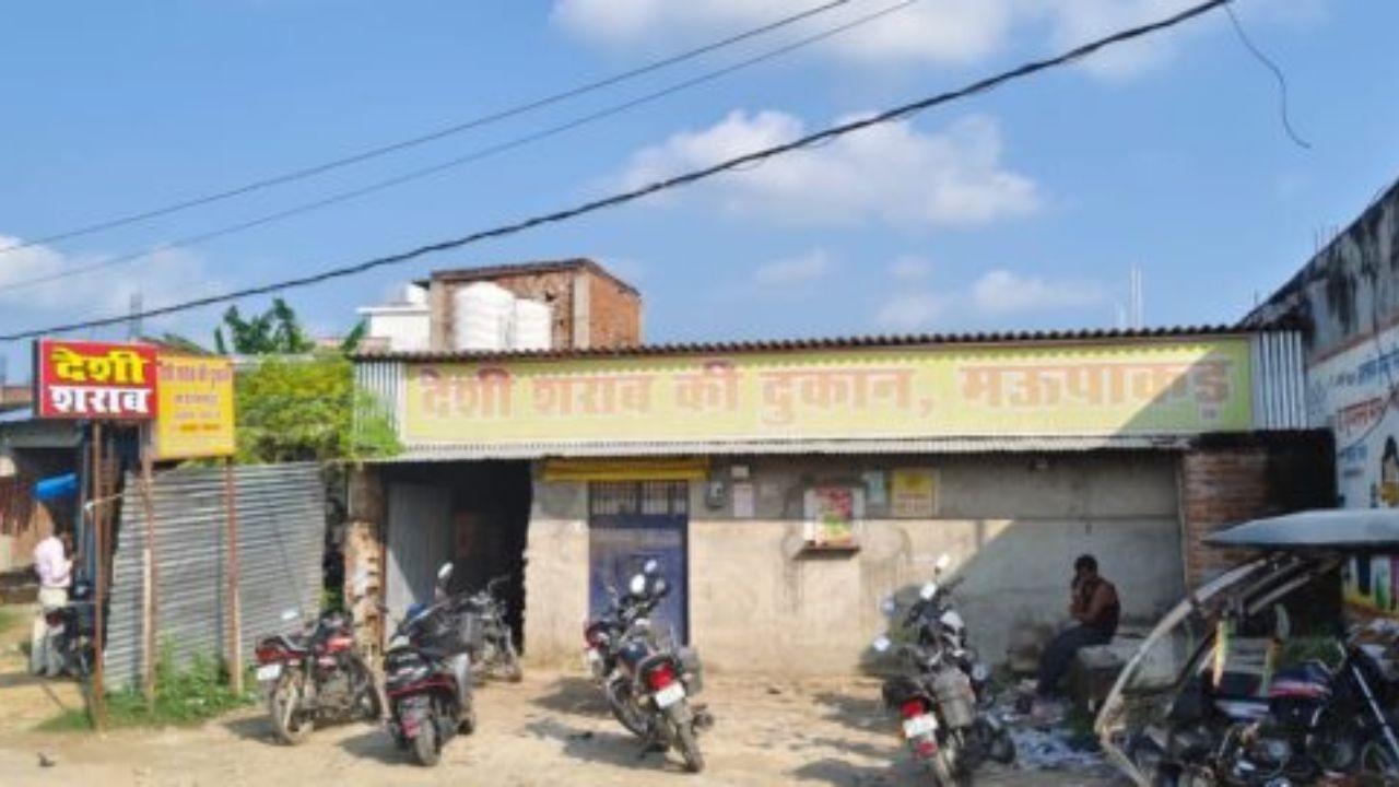महराजगंज में खुले में शराब पीने और गंदगी फैलाने पर स्थानीय लोग आक्रोशित, बोले- आबकारी विभाग करें कार्रवाई
