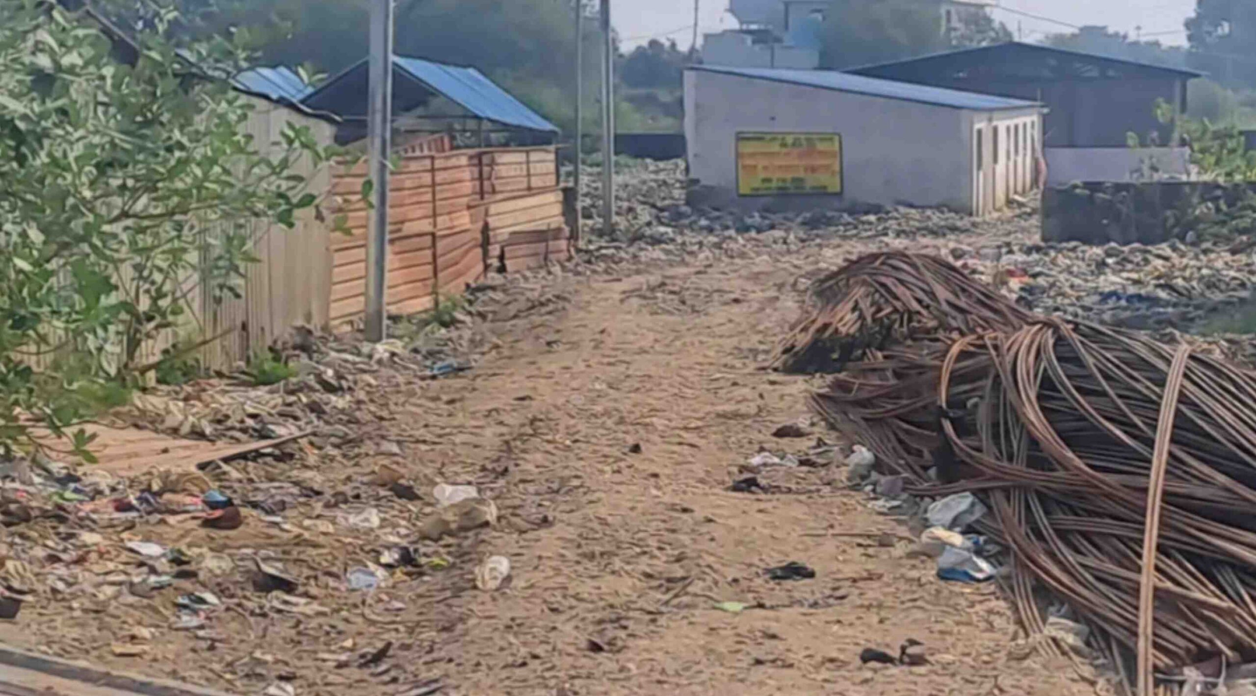 बलरामपुर में विवादित जमीन पर सड़क निर्माण से मचा बवाल, हाईकोर्ट ने EO समेत 3 को भेजा अवमानना नोटिस