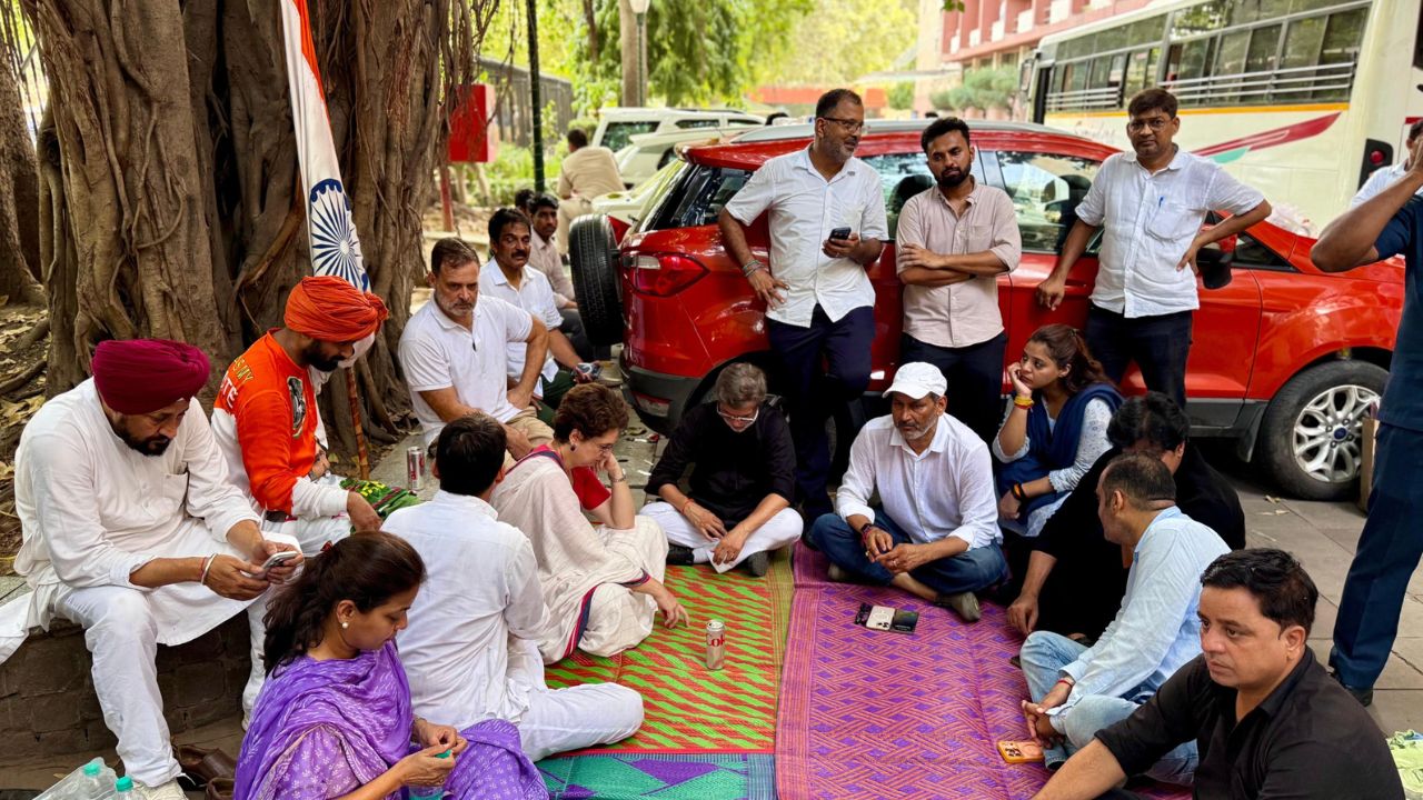 INDIA Bloc Protest LIVE: आकाशवाणी भवन में धरने पर डटे राहुल और प्रियंका गांधी, विपक्ष का CEC के खिलाफ प्रदर्शन जारी