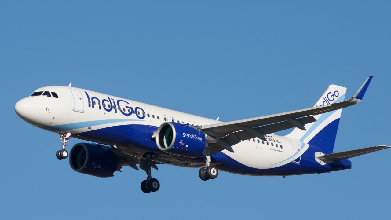 IndiGo Flight में बड़ा हादसा टला! उड़ते विमान में पावर बैंक में लगी आग, हैदराबाद में इमरजेंसी लैंडिंग