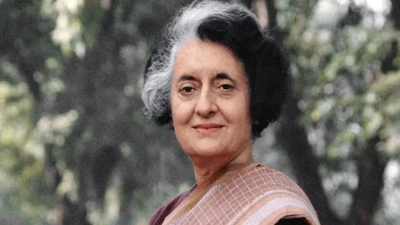 25 जून 1975 को देश में आपातकाल लागू किया गया, जो 21 मार्च 1977 तक जारी रहा। इलाहाबाद हाईकोर्ट के फैसले के बाद इंदिरा गांधी की राजनीतिक स्थिति पर संकट गहराया था। आपातकाल के दौरान नागरिक स्वतंत्रताओं पर प्रतिबंध लगे, विपक्षी नेताओं को गिरफ्तार किया गया और प्रेस पर सेंसरशिप लागू हुई। इस फैसले की आज भी आलोचना होती है और इसे भारतीय लोकतंत्र के सबसे विवादित दौर में गिना जाता है। (Img- Pinterest)