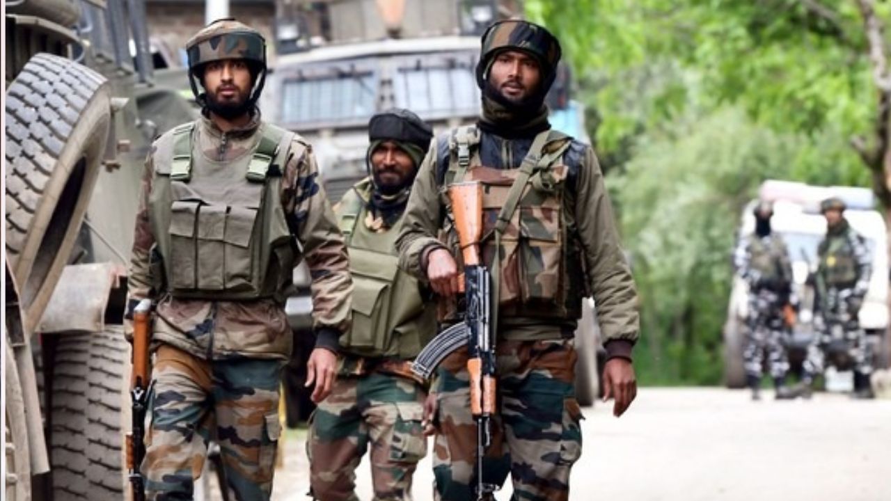 Encounter: कुपवाड़ा में मुठभेड़, दो आतंकवादी ढेर; LoC के पास तलाशी अभियान जारी