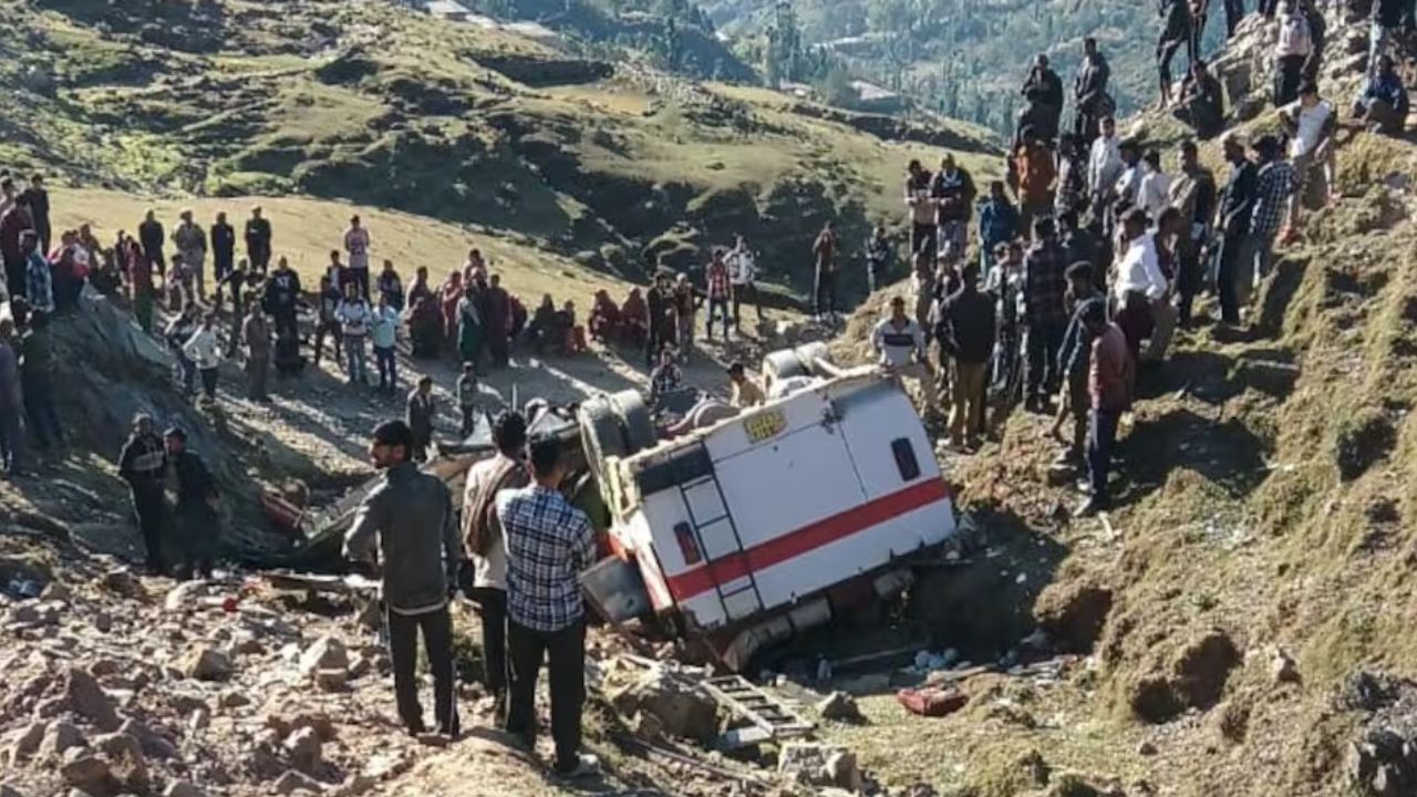 जम्मू-कश्मीर में दर्दनाक हादसा, लोहे के ढेर में बदली बस; 16 लोग हुए घायल