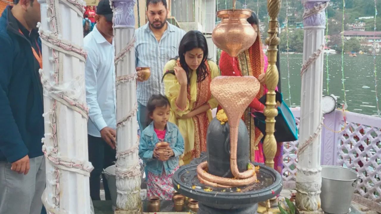 नवरात्रि के पहले दिन मां के दरबार पहुंचीं जाह्नवी कपूर, नैनीताल के नयना देवी मंदिर में एक्ट्रेस को देख बेकाबू हुई फैंस की भीड़