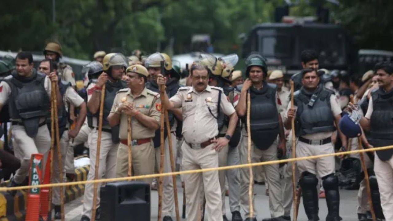 दिल्ली: कॉकरोच जनता पार्टी के प्रदर्शन को पुलिस ने नहीं दी अनुमति, जानिए क्या बताई वजह