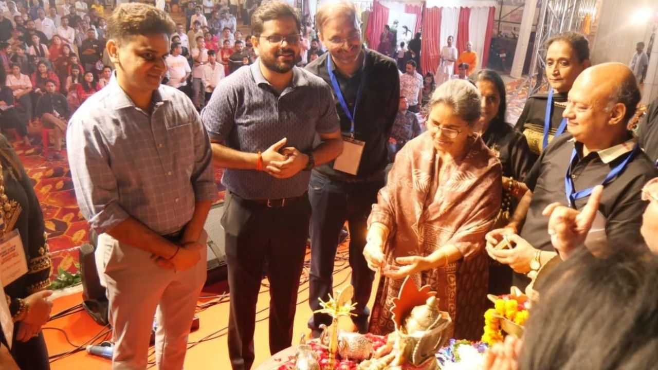 सांस्कृतिक रंगों में रंगा झांसी शहर, रोटरी क्लब के दो दिवसीय दशहरा मेले में उमड़ी भीड़