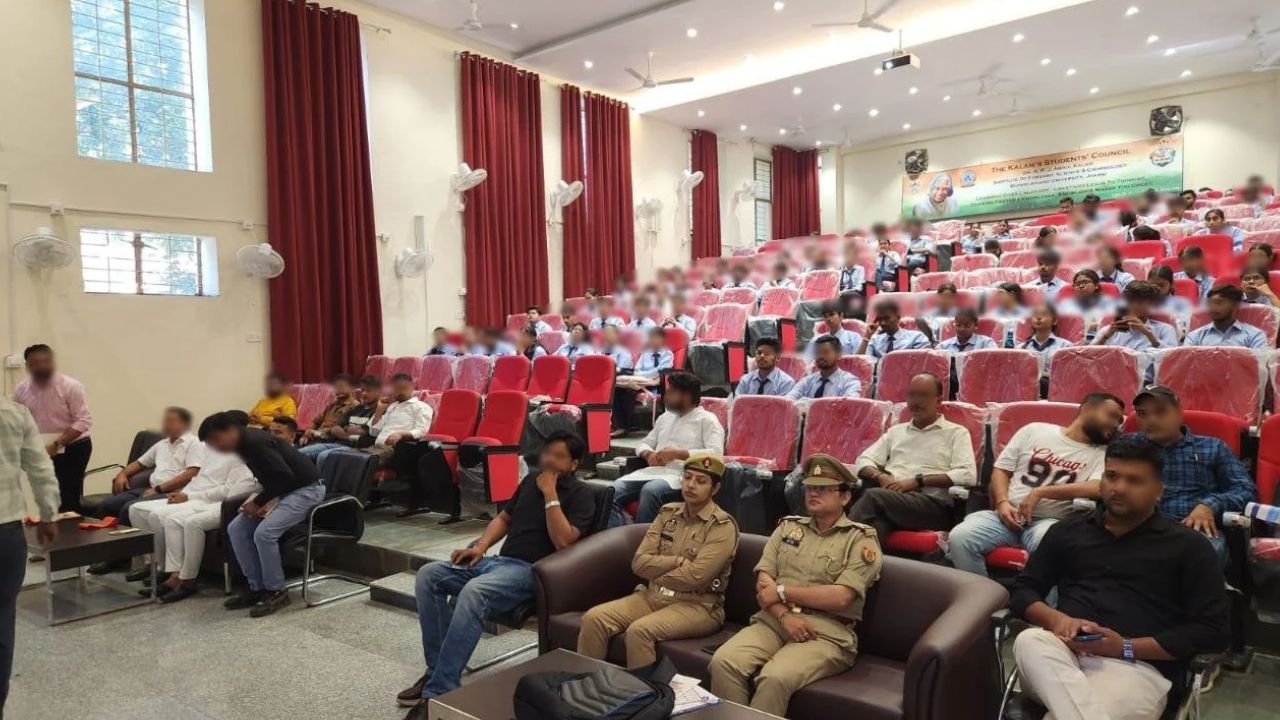 Cyber Alert: एक क्लिक से खाली हो सकता है खाता! झांसी में पुलिस ने बताया साइबर ठगी से बचने का तरीका