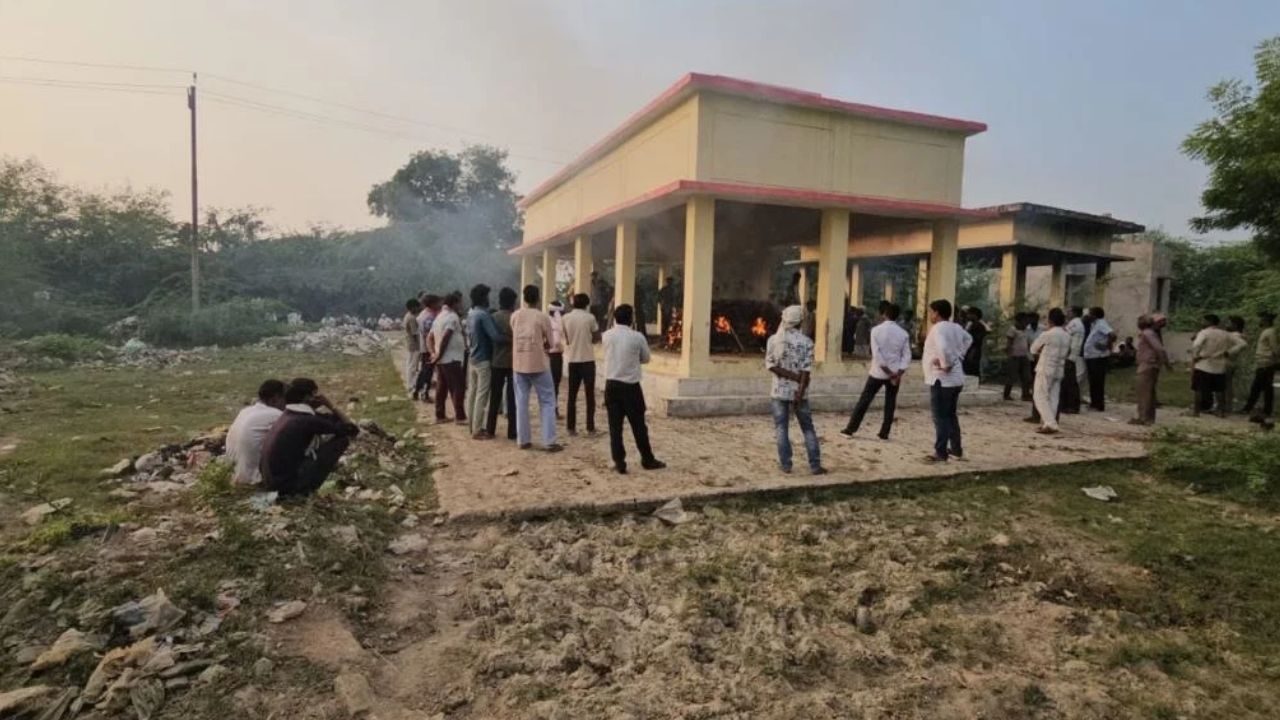 Jhansi News: श्मशान घाट के पास कचरे का अंबार! नगर पंचायत की सफाई व्यवस्था पर उठे सवाल