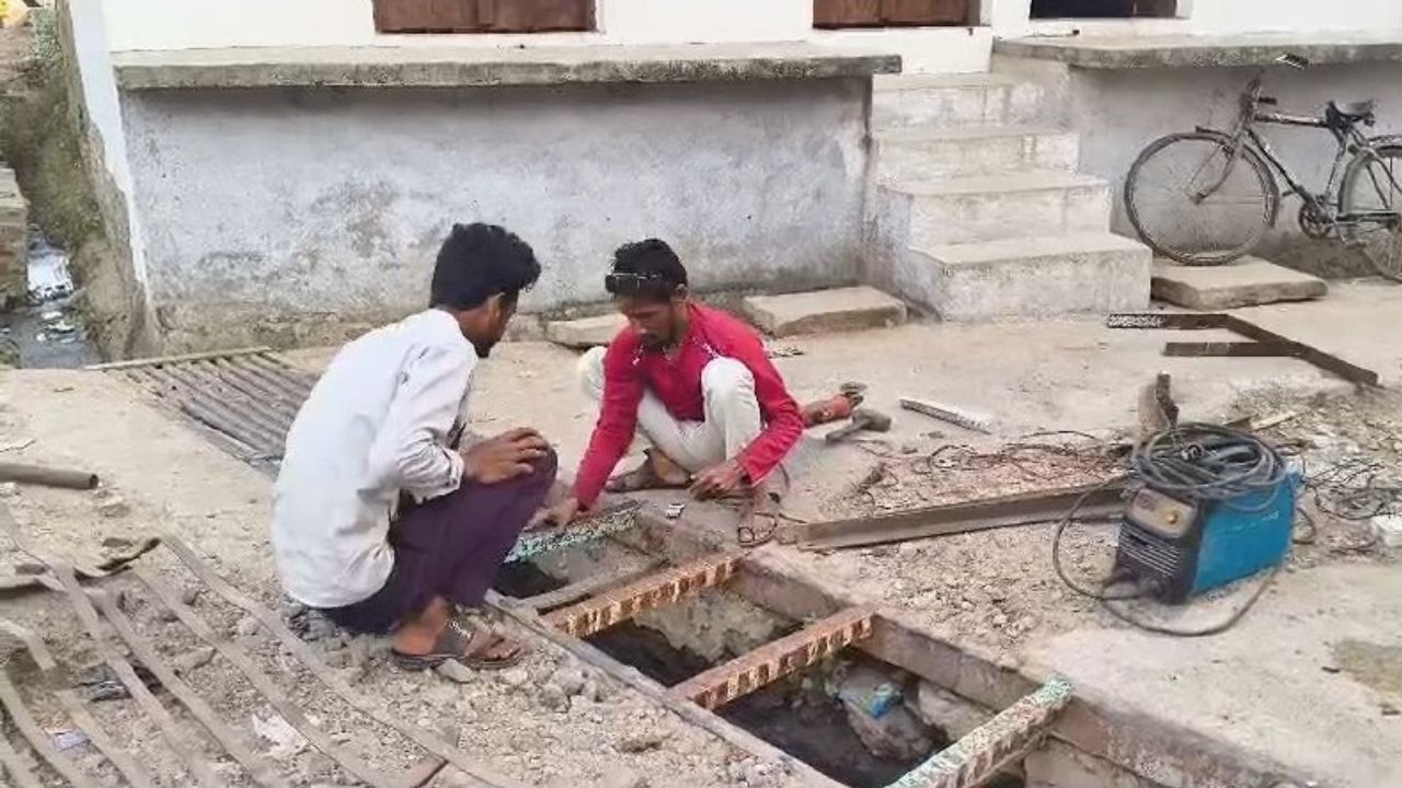 Jhansi News: समथर नगर पालिका सोती रही, नागरिक ने खुद बनवाई नाली की जाली! शिकायतों के बाद भी नहीं हुई सुनवाई?