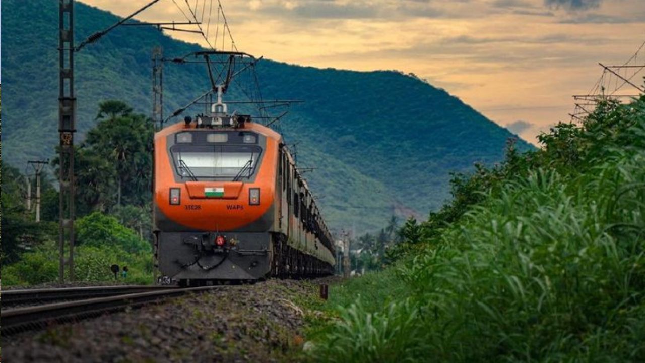 Shatabdi Express: ट्रेन में छूट गया बैग, अंदर मिले 4500 डॉलर और सोना; झांसी स्टेशन पर ऐसे लौटा कीमती सामान