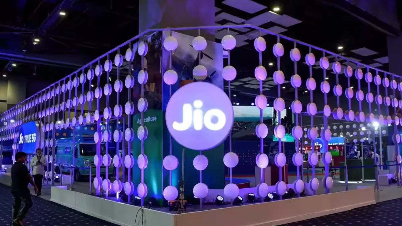 Jio Platforms का शेयर बाजार में धमाल: निवेशकों को मिला 33% तक का शानदार रिटर्न, जानिए पूरी डिटेल्स