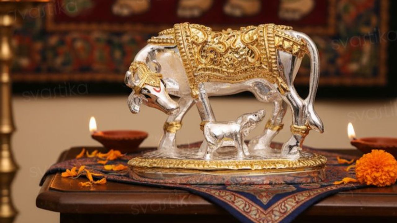 Kamdhenu Cow Idol Vastu: घर में कामधेनु गाय की मूर्ति रखने से क्या सच में खुलते हैं खुशहाली के रास्ते? जानें इसके पीछे की सच्चाई