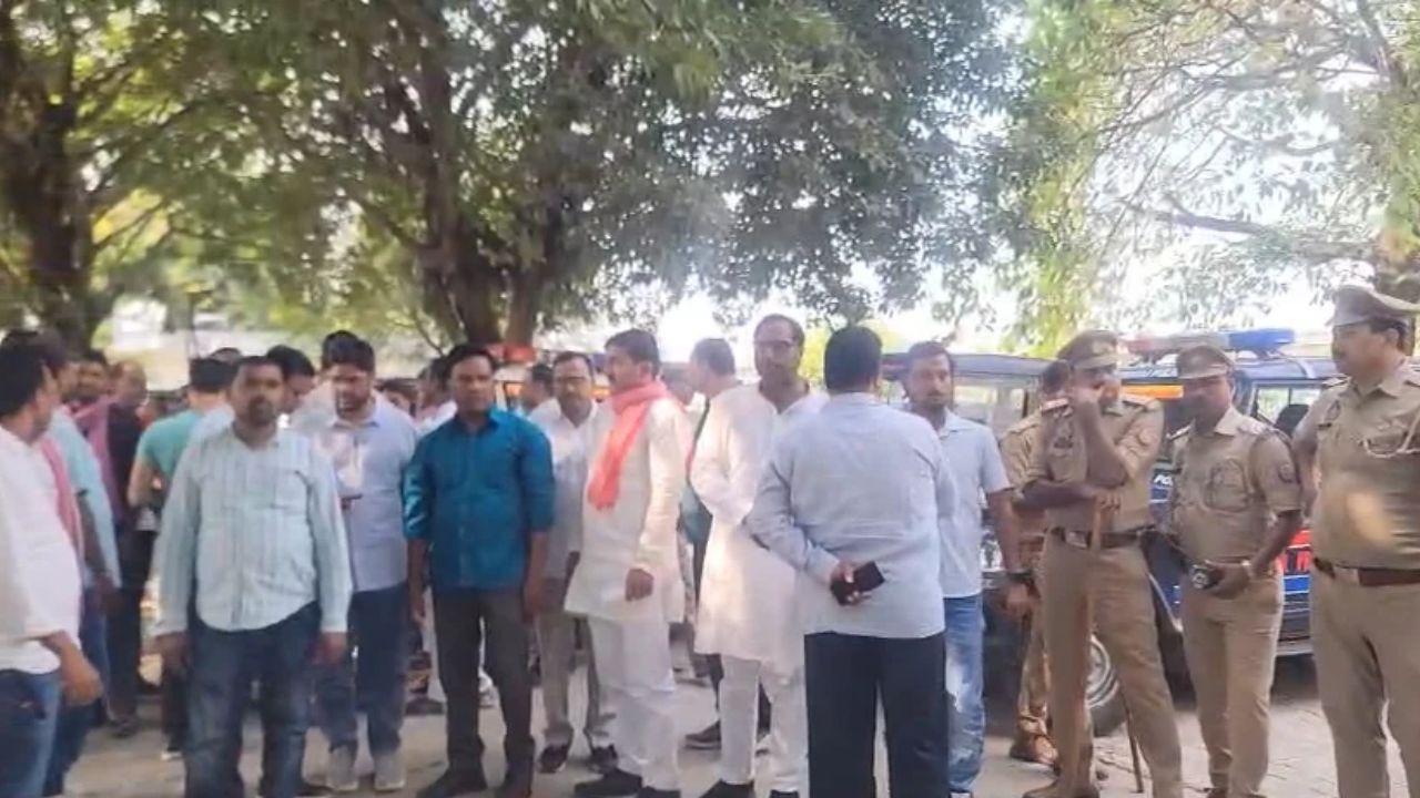 मुकेश पाल पर भी दर्ज हो मुकदमा, कन्नौज में FIR के खिलाफ सपाइयों का SP ऑफिस पर हल्ला बोल