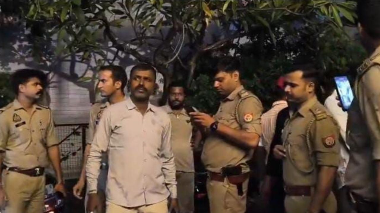 कानपुर के शास्त्री भवन में धर्म परिवर्तन का आरोप, हिंदू संगठन ने किया हंगामा