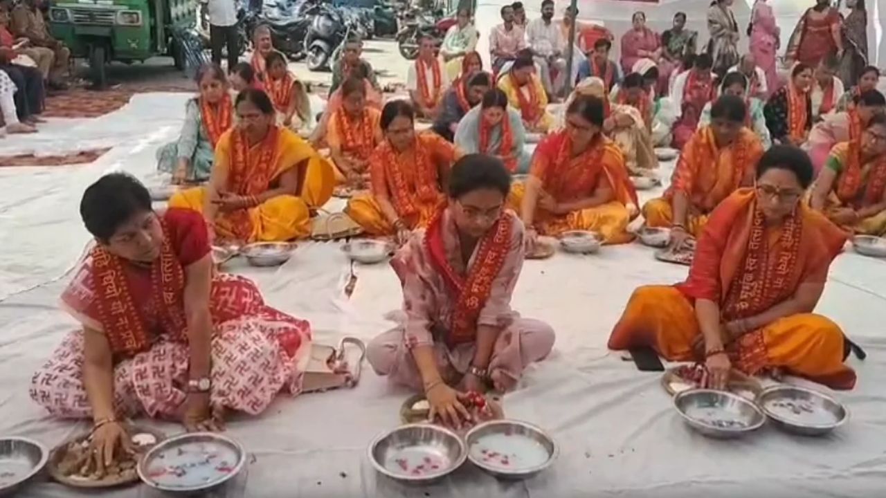 जिन बेटियों की किलकारी कभी घर में गूंजी ही नहीं, उनके लिए गंगा किनारे हुआ तर्पण; महिलाओं ने लिया बड़ा संकल्प