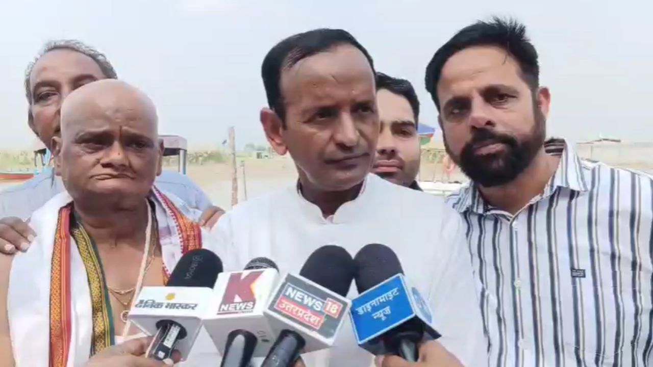 कानपुर में UPI मशीनों का तर्पण कर व्यापारियों ने क्यों किया प्रदर्शन? 15 अक्टूबर से जुड़े फैसले पर जताई नाराजगी