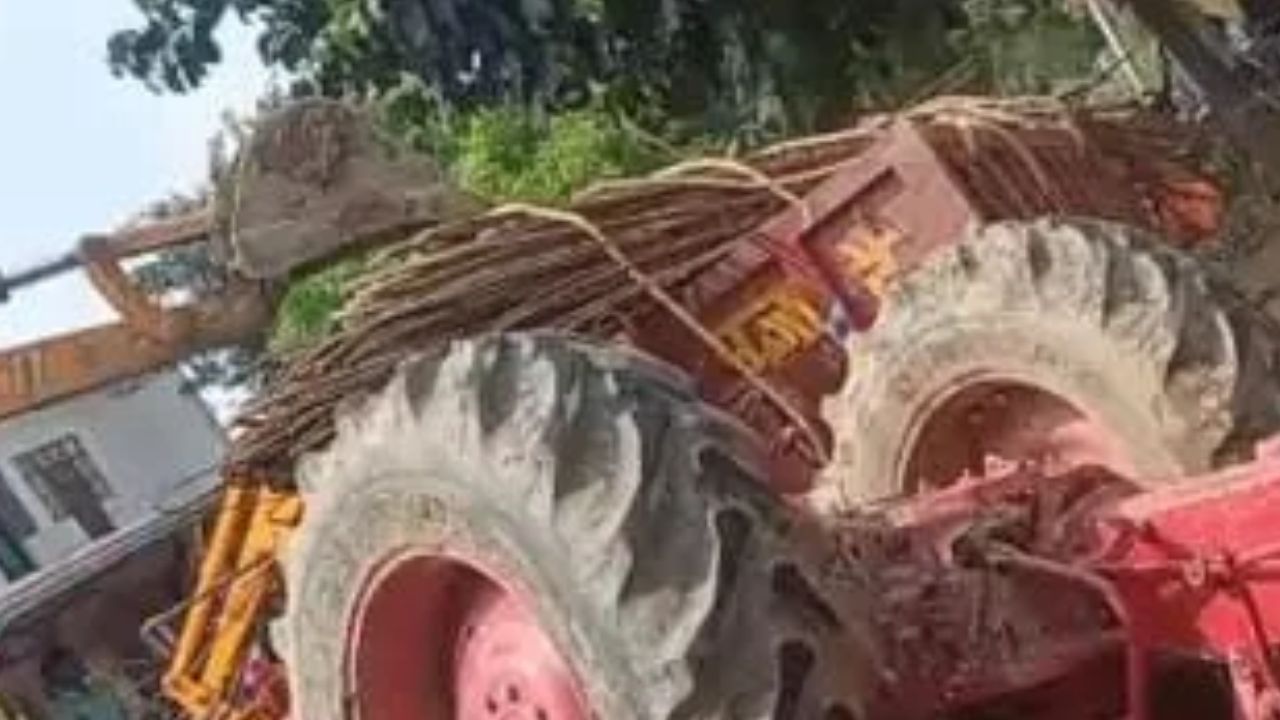 कासगंज में सरियों से भरी ट्रैक्टर-ट्रॉली पलटी, 15 वर्षीय किशोर की मौत, 4 घायल