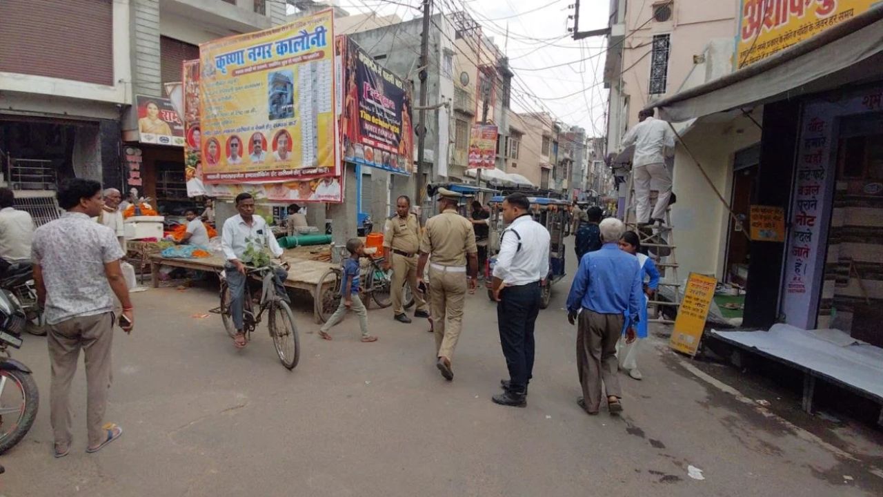 कासगंज में त्योहारों पर ट्रैफिक व्यवस्था सख्त, शहर के 19 प्रमुख चौराहों और संकरी गलियों में पुलिस बल तैनात