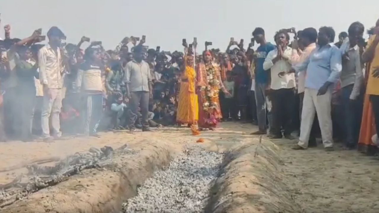 कौशाम्बी में अंगारों पर चलकर पूरी की प्रतिज्ञा, कौशाम्बी में युवती की अनोखी साधना ने खींचा ध्यान
