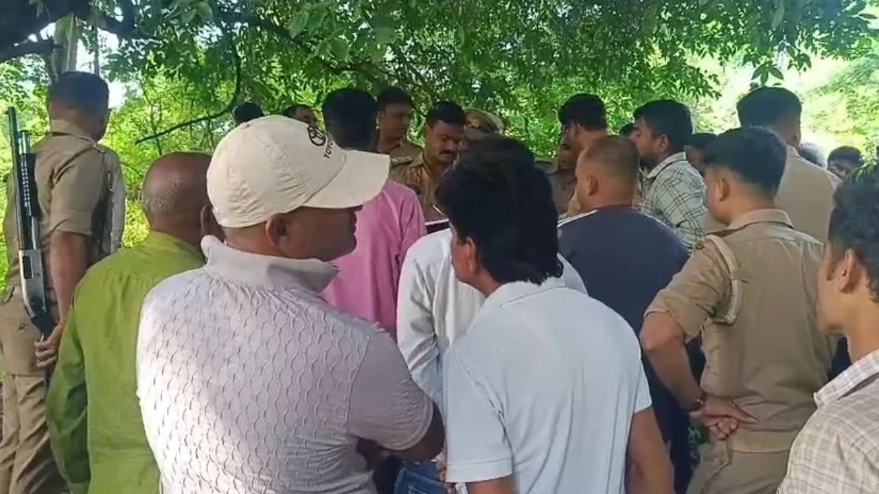 प्रतापगढ़ में बाग के पेड़ से लटका मिला शिक्षक का शव, पुलिस ने शुरू की गहन छानबीन
