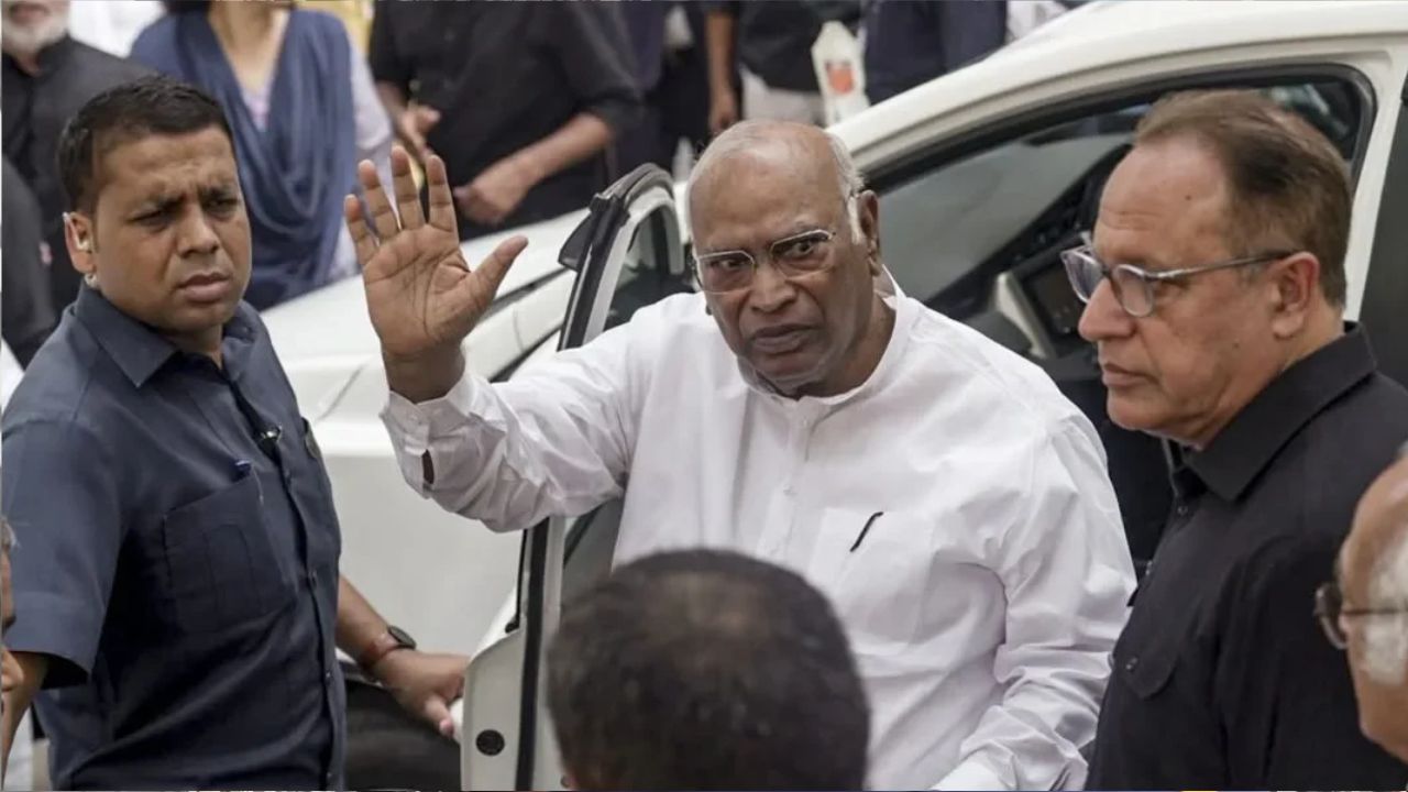 अंकिता के माता-पिता के साथ ऐसा व्यवहार क्यों? खरगे ने मोदी सरकार पर साधा निशाना
