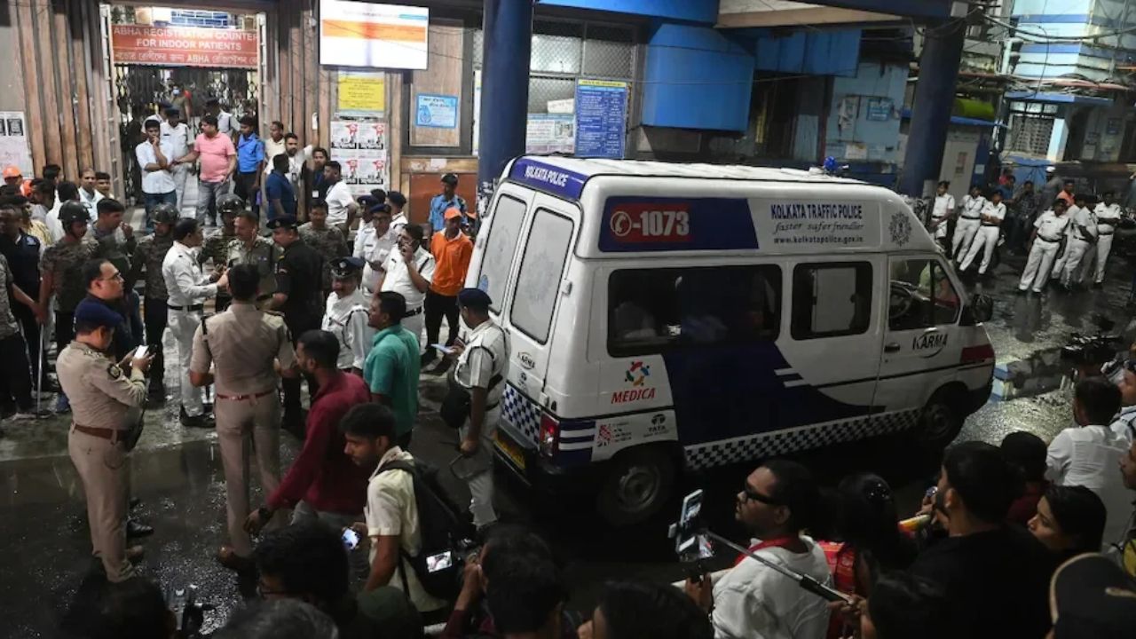 Kolkata Durga Visarjan: भगदड़ में 19 मौतों के बाद अलर्ट हुई पुलिस, विसर्जन की निगरानी करेंगे 18 IPS अधिकारी