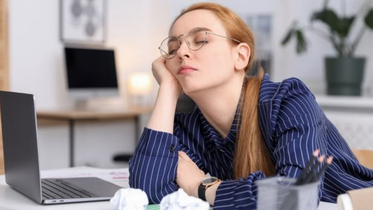 दोपहर का खाना खाते ही क्यों छा जाता है भारी सुस्ती? जानिए इसके पीछे का छिपा हुआ विज्ञान और बचने के अचूक उपाय
