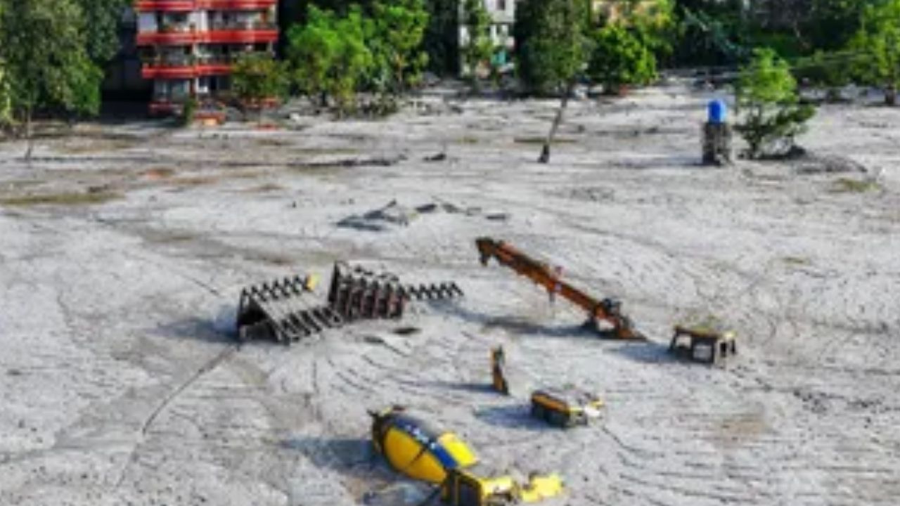 Bhutan Lake Burst: भूटान में झील फटते ही मची तबाही, भारत की ओर बढ़ रहा बाढ़ का पानी
