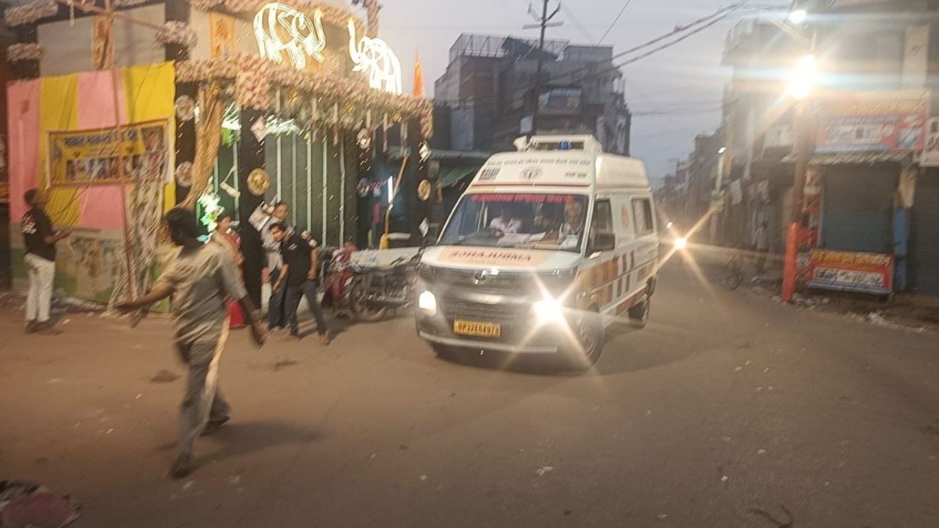 Sultanpur News: दुर्गा विसर्जन से पहले रास्ता बंद, अस्पताल और रेलवे स्टेशन जाने वालों की बढ़ी परेशानी