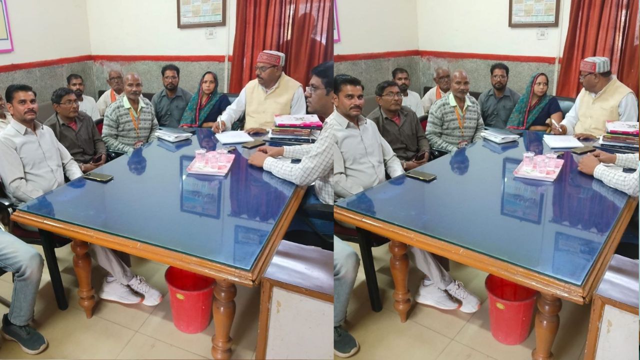Hathras Junction News: रेलवे स्टेशन पर यात्रियों से जनसंवाद, साफ-सफाई से लेकर टिकट सेवाओं तक पर मांगे सुझाव