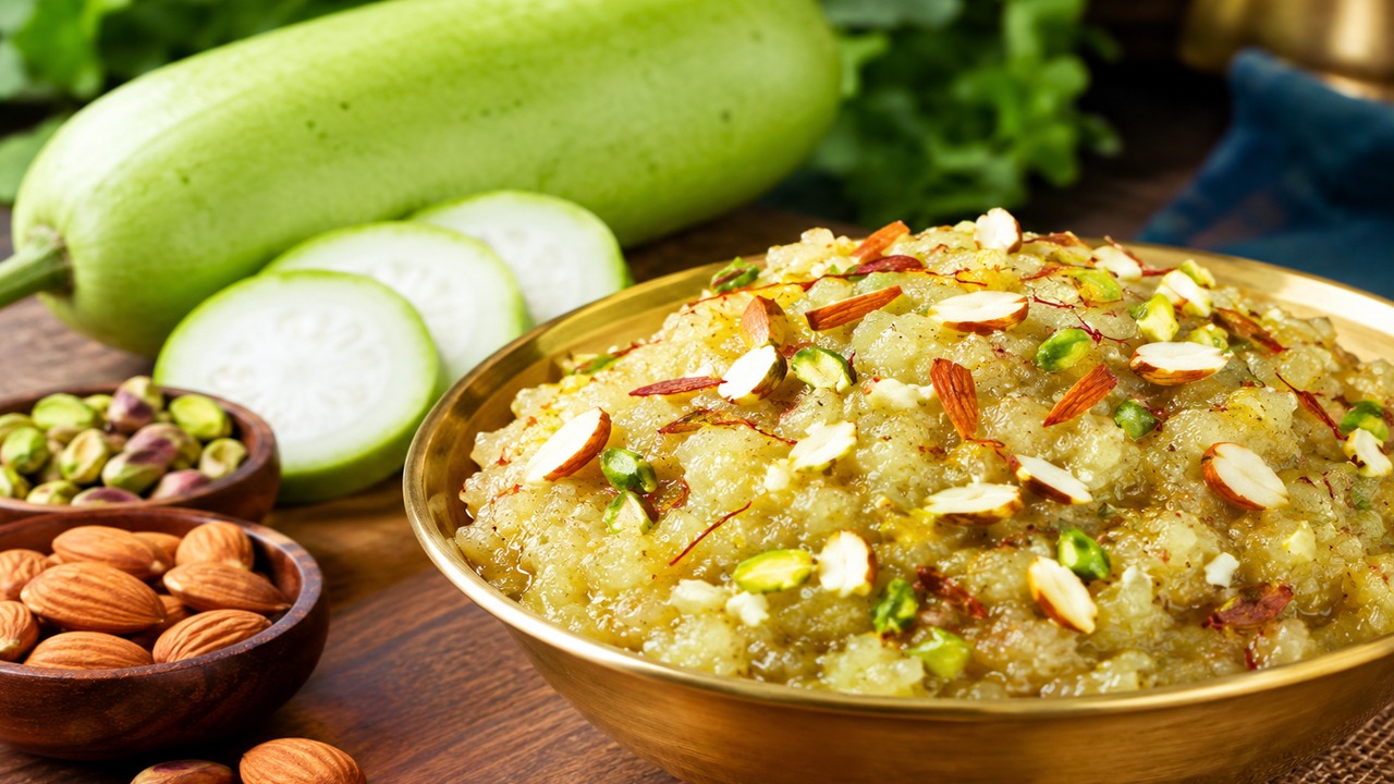 Lauki Ka Halwa Recipe: घीया देखकर मुंह बनाने वाले भी मांगेंगे दोबारा, स्वाद ऐसा कि मिठाई भूल जाएंगे
