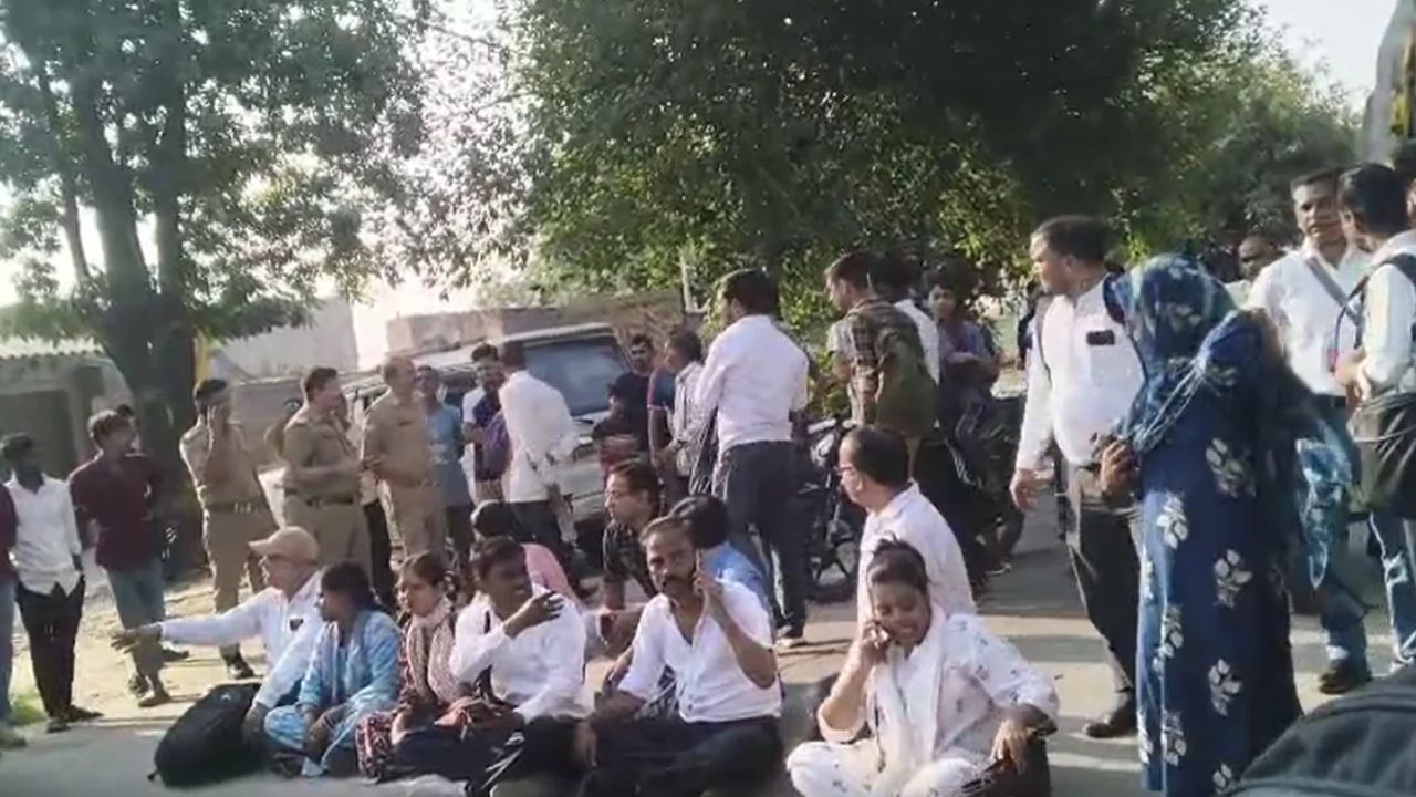 फर्रुखाबाद में डॉक्टरों से भरी बस को पुलिस ने रोका, लखनऊ धरने में जाने से पहले हिरासत में लिए गए डॉक्टर