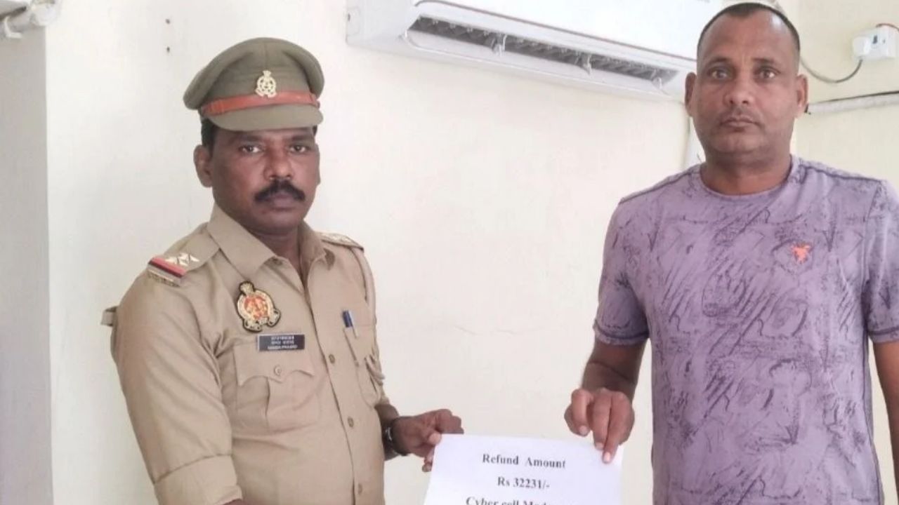 डूबे हुए पैसे पाकर खिले पीड़ित के चेहरे, देवरिया पुलिस की साइबर टीम ने ठगी के 32 हजार कराए वापस